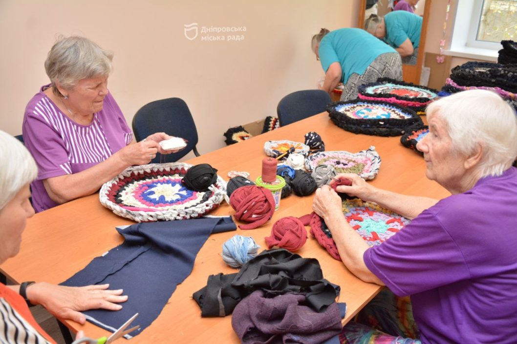 У територіальному центрі Дніпра підопічні виготовляють речі для військових