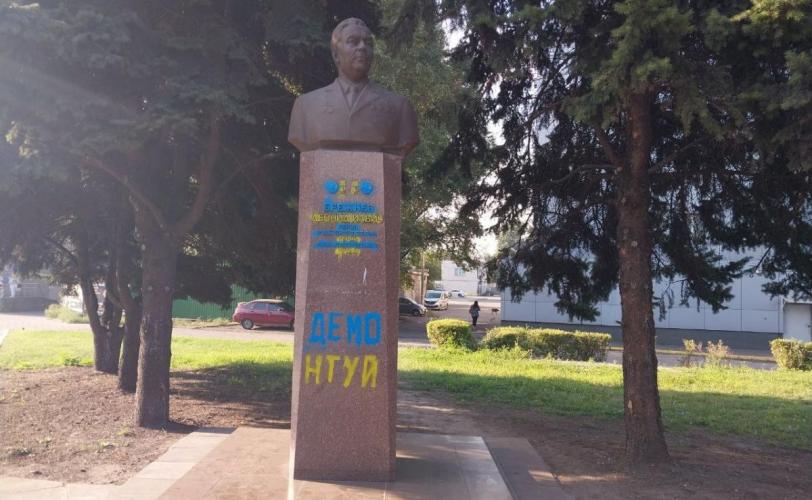 В Каменском неизвестные разрисовали памятник Леониду Брежневу - рис. 1