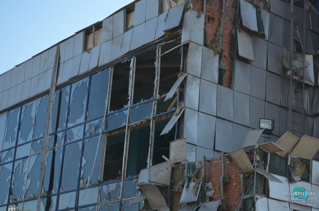 Вікна ходором ходили, спорткомплекс зруйновано: що кажуть очевидці про ракетні удари по Дніпру  
