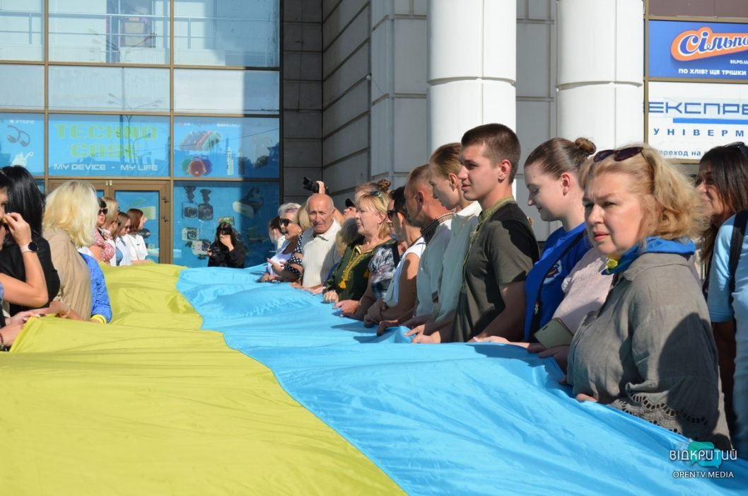 Дніпровські волонтери, які приймали евакуаційні потяги, провели флешмоб до Дня прапора