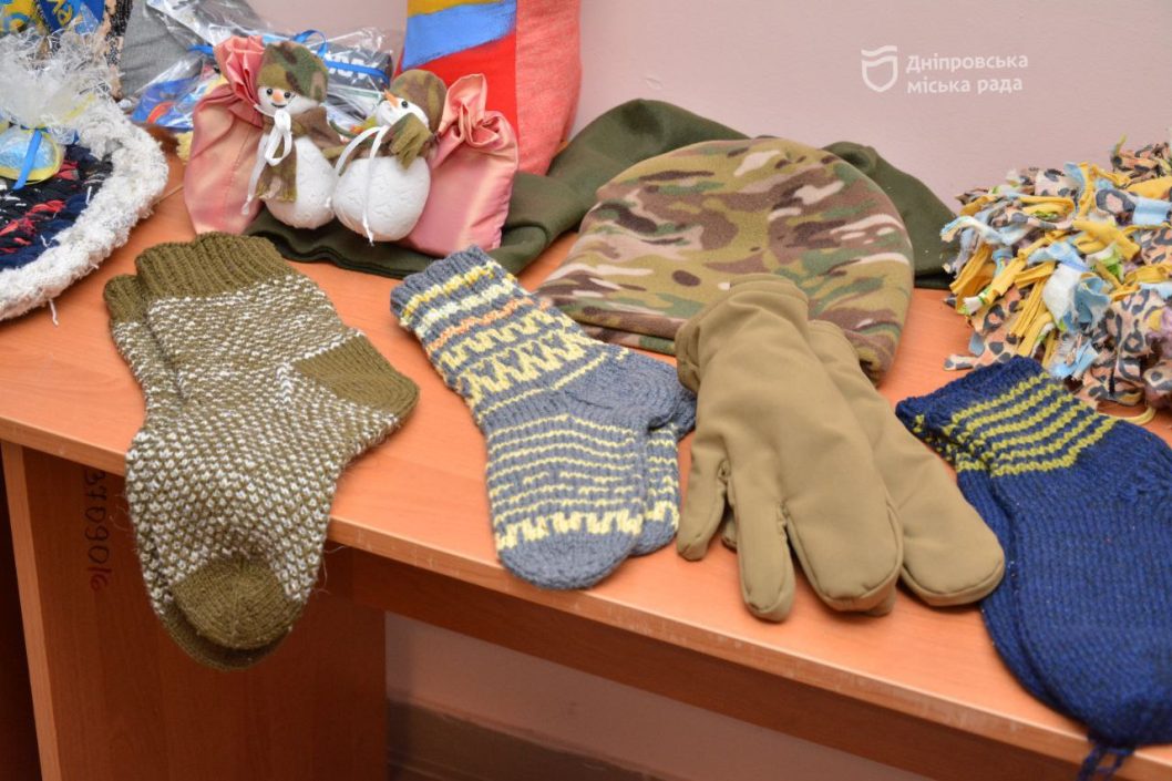 У територіальному центрі Дніпра підопічні виготовляють речі для військових