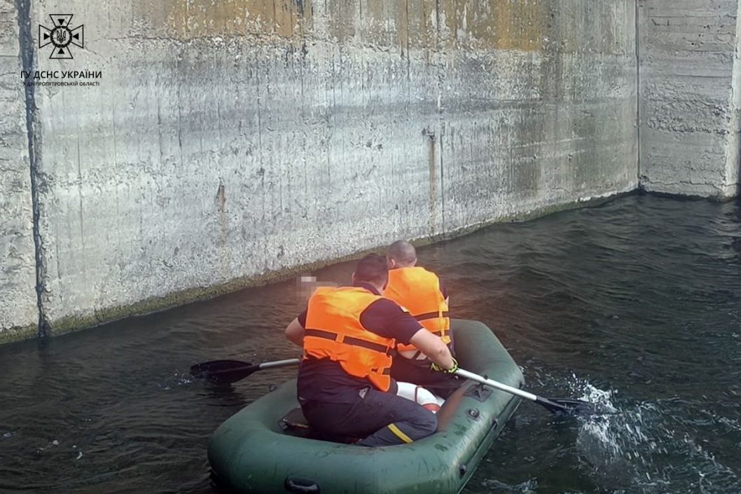 У 20-ти метрах від берега: на Дніпропетровщині рятувальники дістали тіло з води