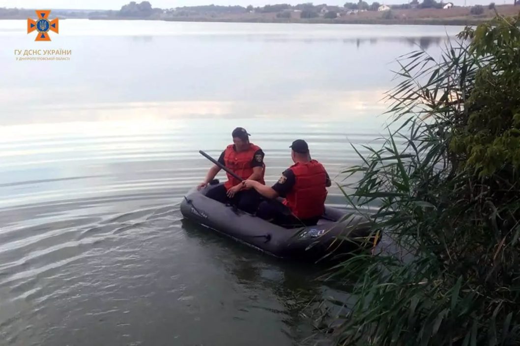 Шукали майже добу: на Дніпропетровщині рятувальники витягли тіло чоловіка з води
