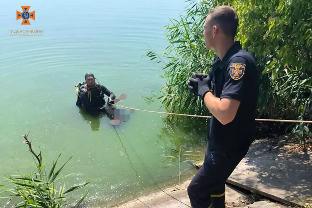 Шукали майже добу: на Дніпропетровщині рятувальники витягли тіло чоловіка з води