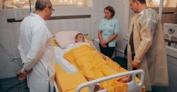 Медики Дніпра рятують хлопчика, який постраждав через обстріл Донецької області