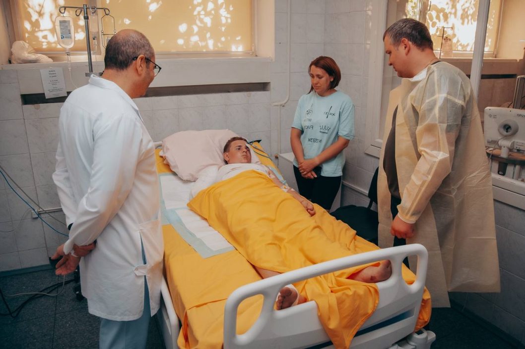 Медики Дніпра рятують хлопчика, який постраждав через обстріл Донецької області