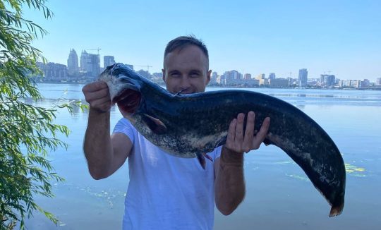 У Дніпрі рибалка виловив сома під час ракетного удару