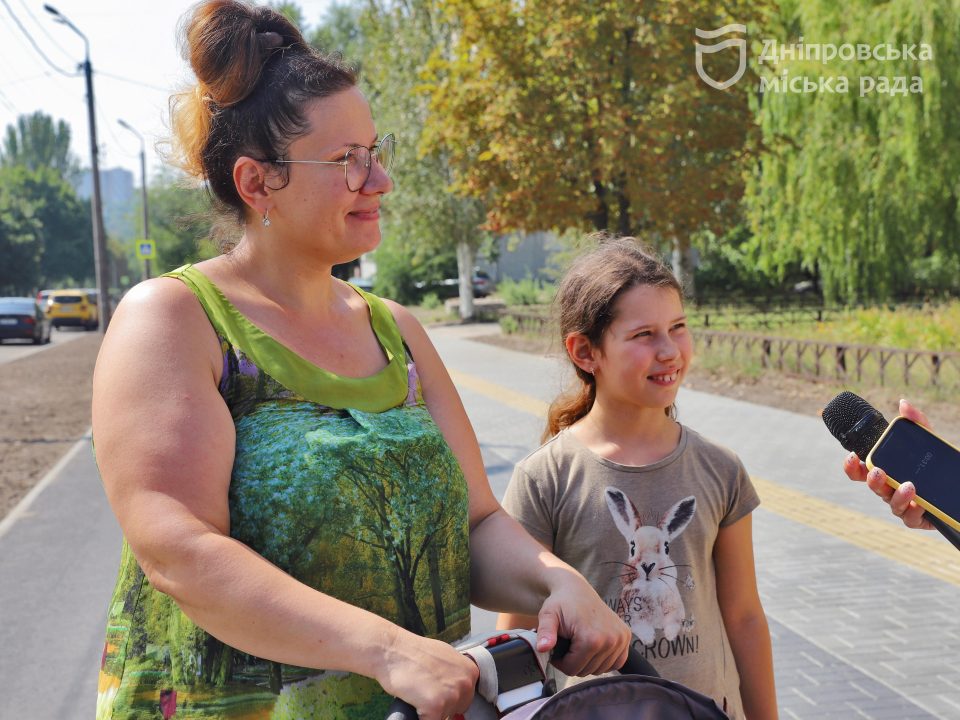 Зручний тротуар, нові дощоприймачі та велодоріжка: у Дніпрі завершують оновлення бульвару Слави