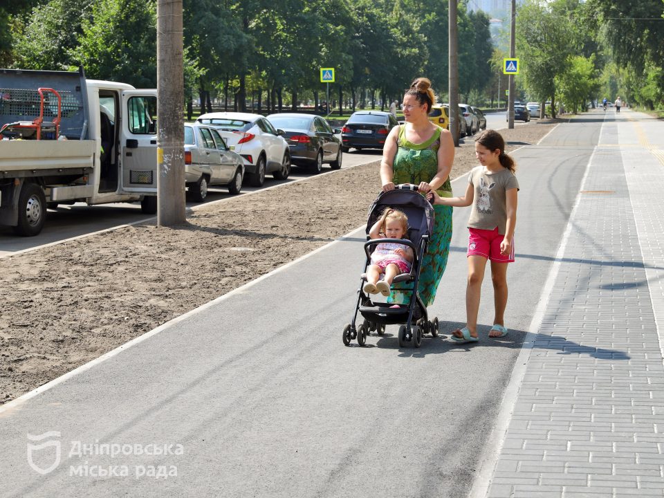 Зручний тротуар, нові дощоприймачі та велодоріжка: у Дніпрі завершують оновлення бульвару Слави