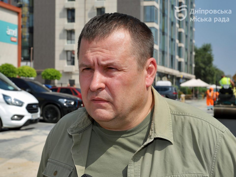 Зручний тротуар, нові дощоприймачі та велодоріжка: у Дніпрі завершують оновлення бульвару Слави