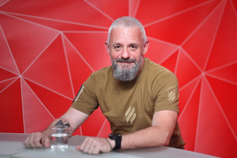 «Если бы не осколок в голове, был бы вместе с ребятами», - военный из Днепра после тяжелого ранения рвется в бой - рис. 1