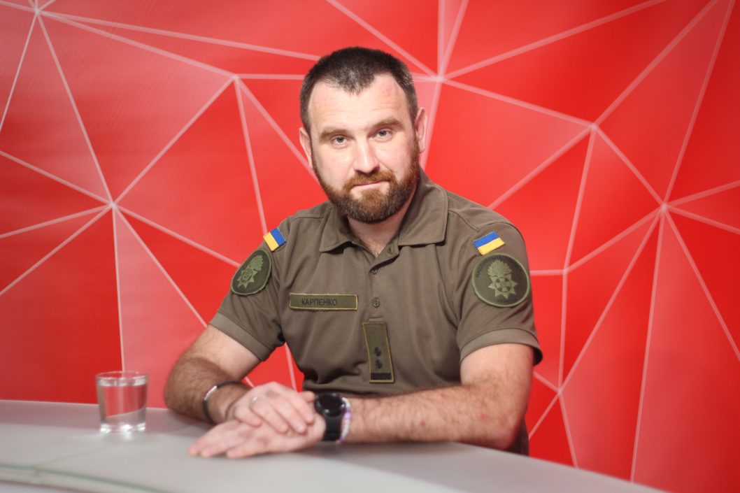 Коли вишию останній хрестик - Україна переможе: підполковник Нацгвардії створює панно Перемоги - рис. 1