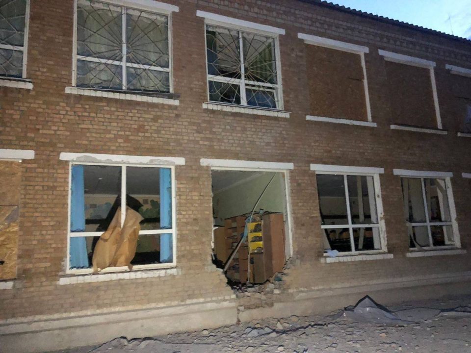 Пошкоджено будинки, школи і ЛЕП: окупанти з важкої артилерії обстріляли громади Дніпропетровщини - рис. 3
