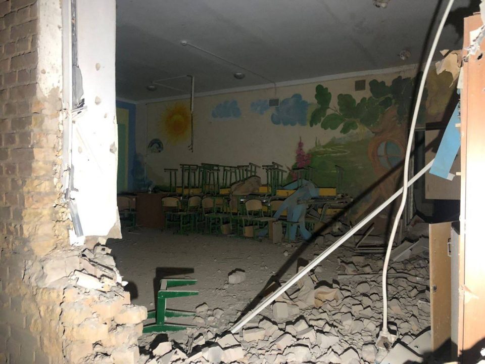 Пошкоджено будинки, школи і ЛЕП: окупанти з важкої артилерії обстріляли громади Дніпропетровщини - рис. 1