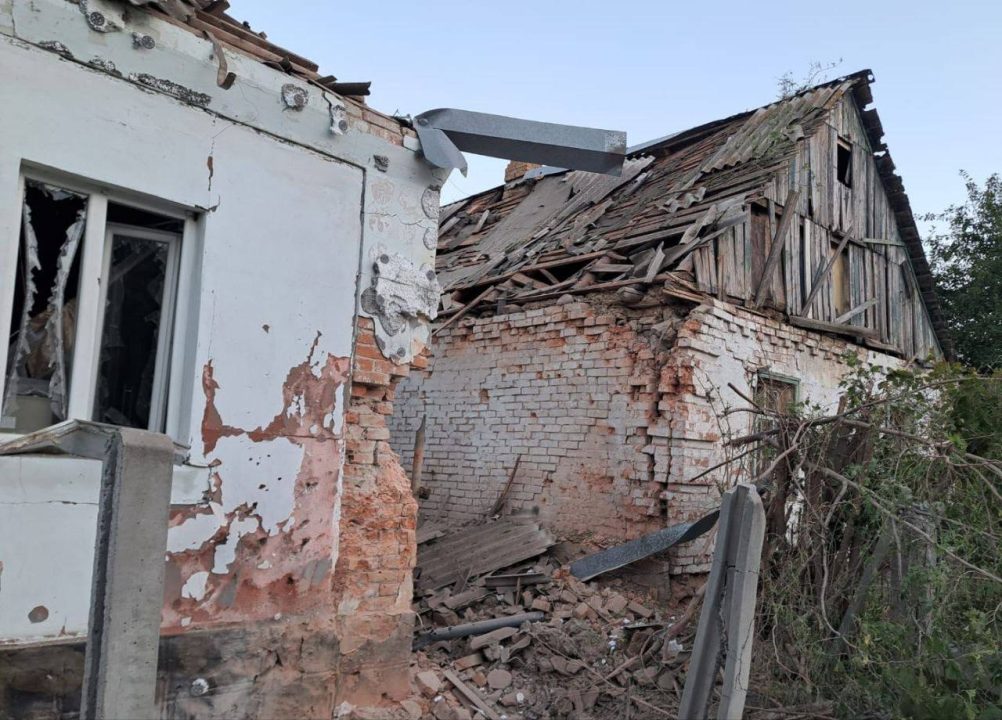 Пошкоджені будинки та ЛЕП: окупанти вночі 4 рази обстріляли Нікопольщину - рис. 3