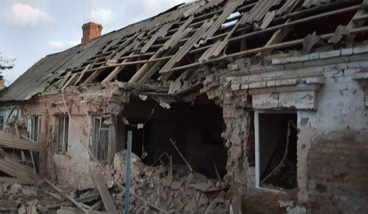 Пошкоджені будинки та ЛЕП: окупанти вночі 4 рази обстріляли Нікопольщину - рис. 1