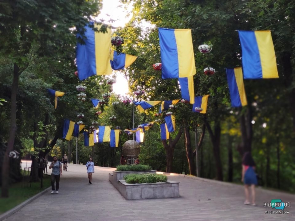 У Дніпрі прикрасили парки у синьо-жовті кольори