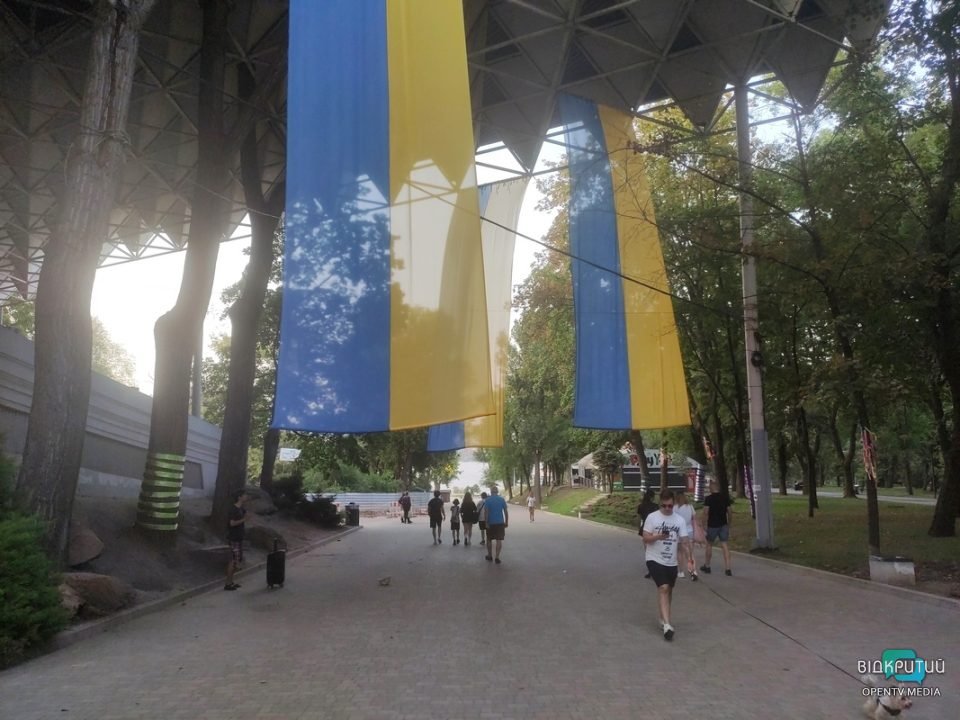 У Дніпрі прикрасили парки у синьо-жовті кольори