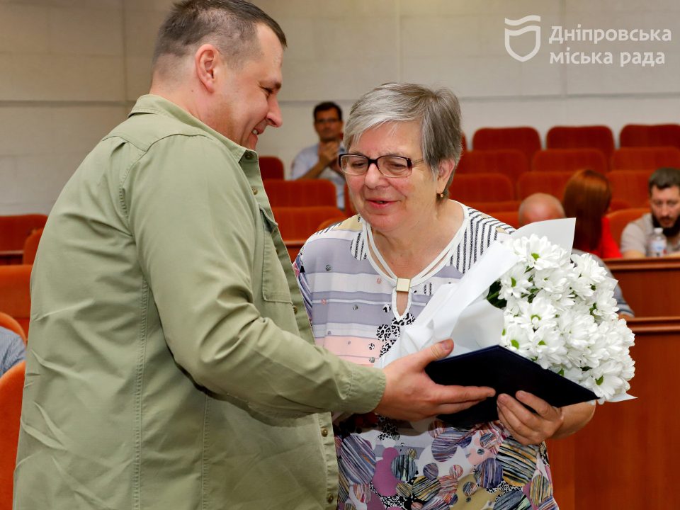 Під час сесії міськради лікарям вручили почесні нагороди від мешканців Дніпра - рис. 2