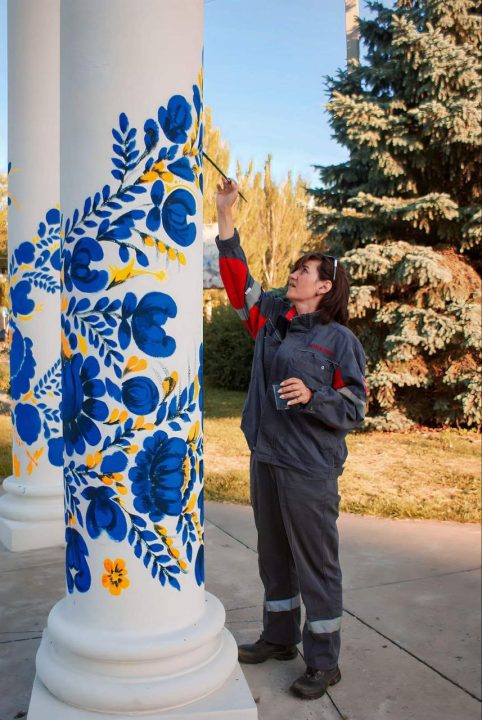 Один из районов Кривого Рога украсили в сине-желтые цвета ко Дню украинского флага