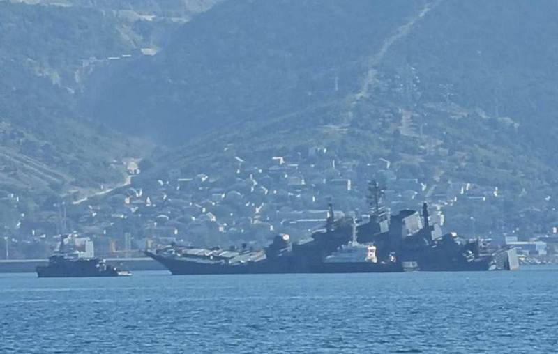 После атаки морских дронов в Новороссийске тонет большой десантный корабль рф
