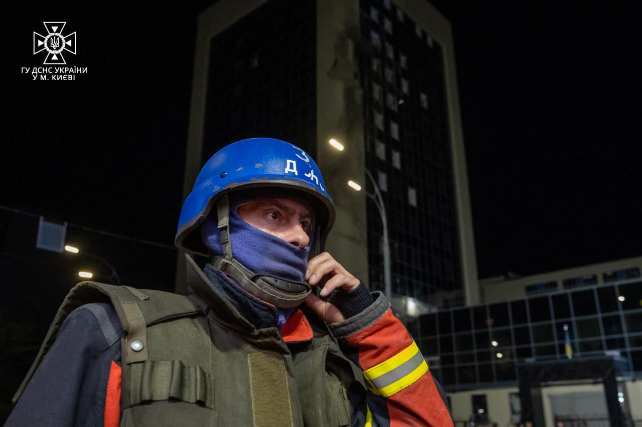 Окупанти атакували Київ дронами-каміказді: пошкоджено адміністративну будівлю