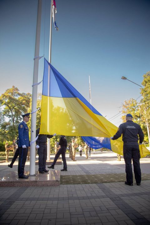В Днепре ко Дню украинского флага торжественно подняли сине-желтое знамя