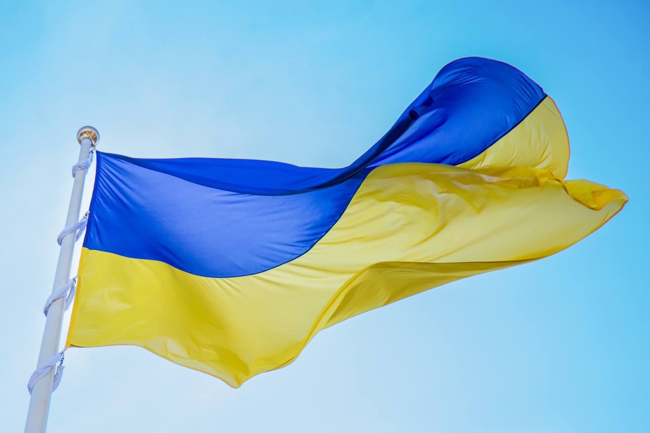 В Днепре ко Дню украинского флага торжественно подняли сине-желтое знамя - рис. 1