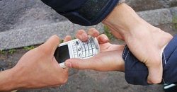 У Дніпрі у воїна ЗСУ відібрали мобільні телефони - рис. 13