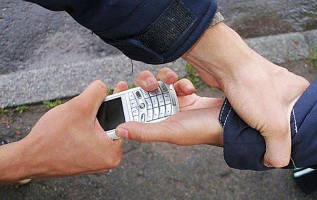 У Дніпрі у воїна ЗСУ відібрали мобільні телефони