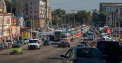 В Днепре на улице Степана Бандеры сбили пешехода: возникла пробка, движение трамваев затруднено - рис. 7
