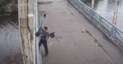 У Дніпрі чоловік викинув шеринговий самокат з пішохідного мосту на Монастирський острів - рис. 13