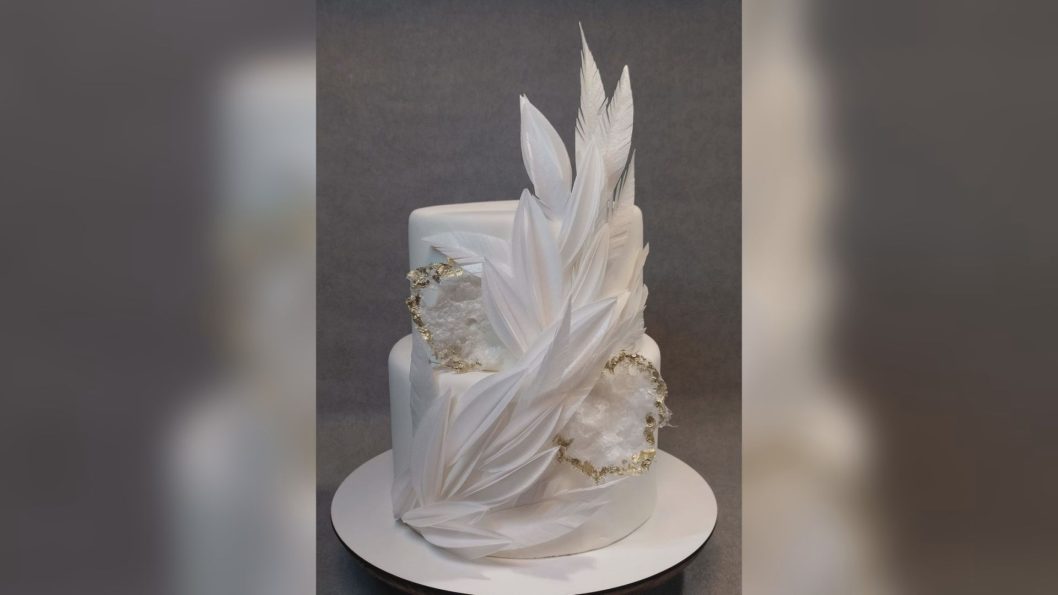 Кондитер з Дніпра показав весільний торт з їстівним пірʼям