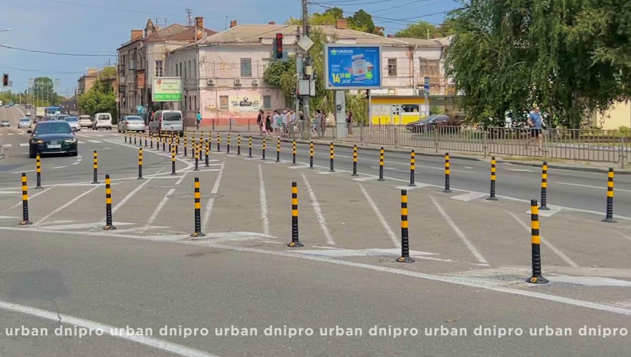 У Дніпрі з'явився острівець безпеки з гумовими стовпчиками