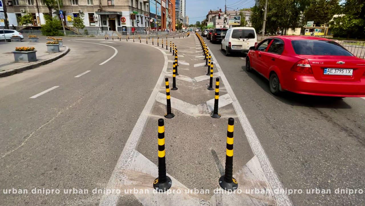 У Дніпрі з'явився острівець безпеки з гумовими стовпчиками