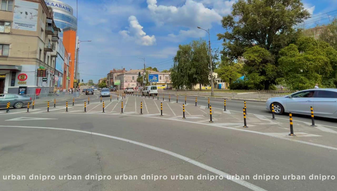 У Дніпрі з'явився острівець безпеки з гумовими стовпчиками