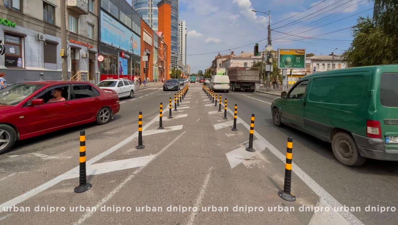 У Дніпрі з'явився острівець безпеки з гумовими стовпчиками