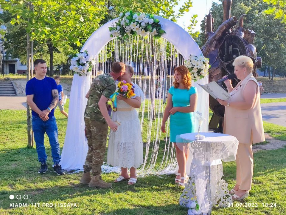 У парку Дніпра воїн ЗСУ одружився з місцевою мешканкою