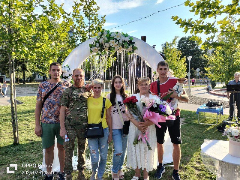 У парку Дніпра воїн ЗСУ одружився з місцевою мешканкою