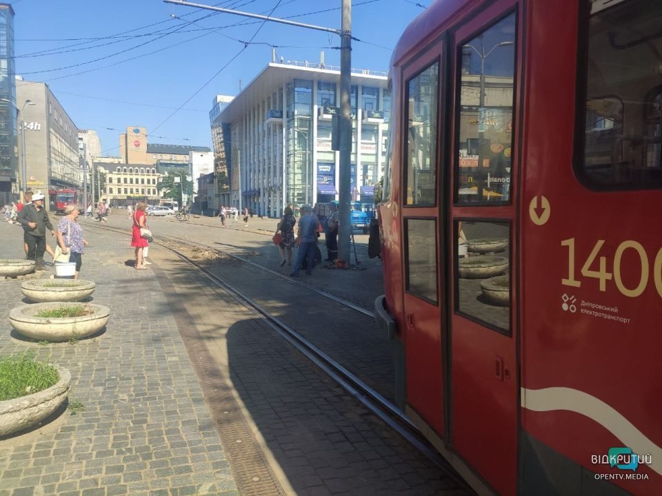 В Днепре на Европейской площади трамвай сошел с рельсов (Фото и видео)