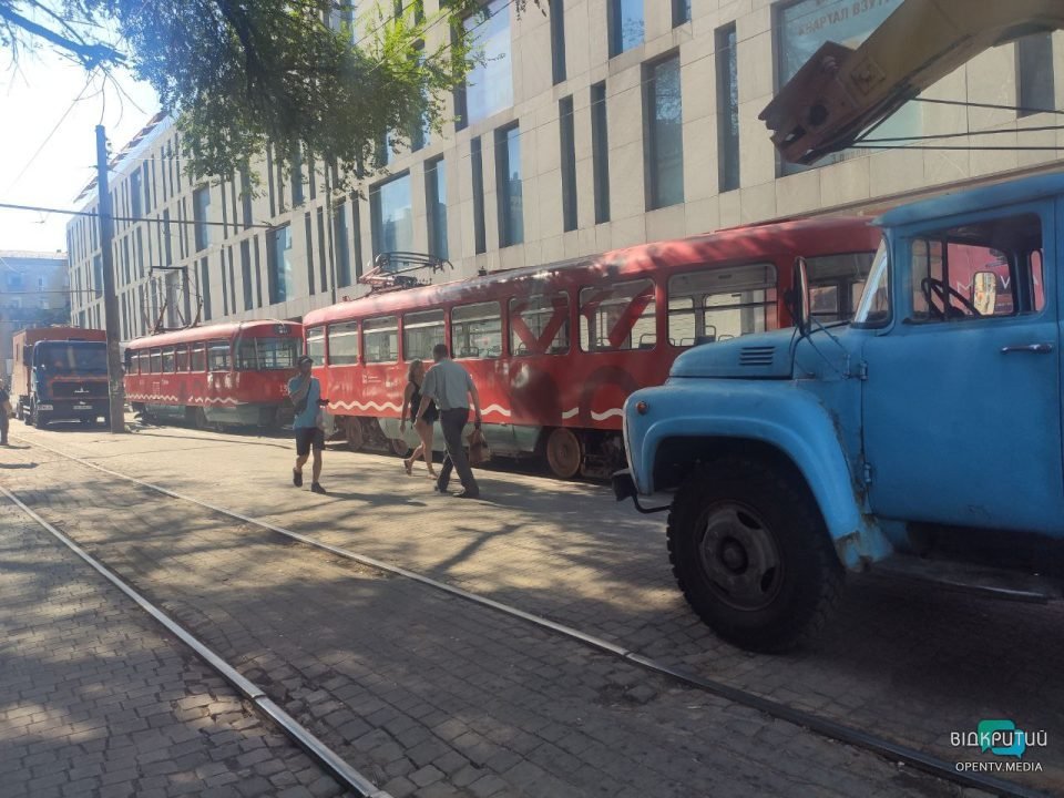 У середмісті Дніпра трамвай №1 зійшов із рейок