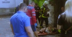 На Дніпропетровщині надзвичайники врятували чоловіка, який впав у підвал покинутої будівлі