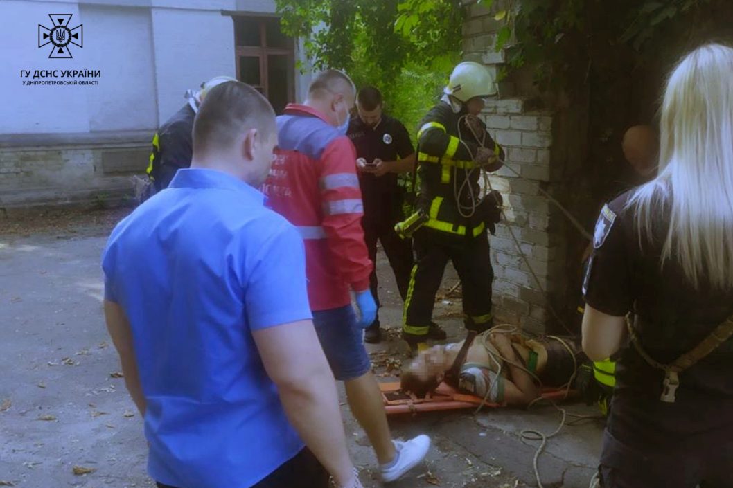 На Дніпропетровщині надзвичайники врятували чоловіка, який впав у підвал покинутої будівлі