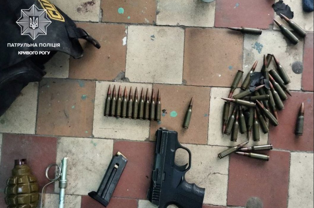 У Кривому Розі чоловік ховав зброю та боєприпаси у підʼїзді