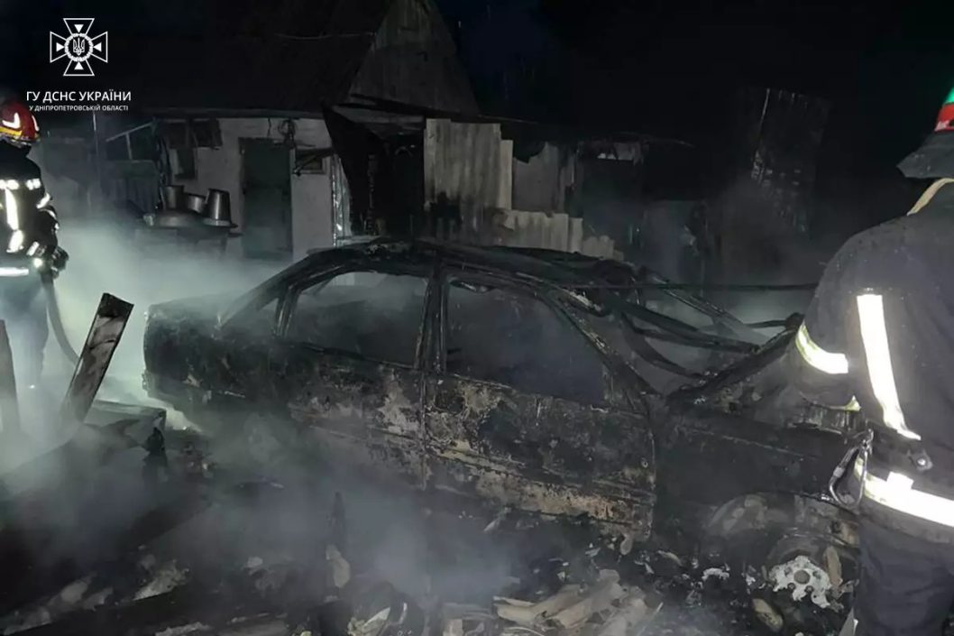 У селищі на Дніпропетровщині сталася пожежа: у гаражі вщент згоріла автівка  - рис. 1