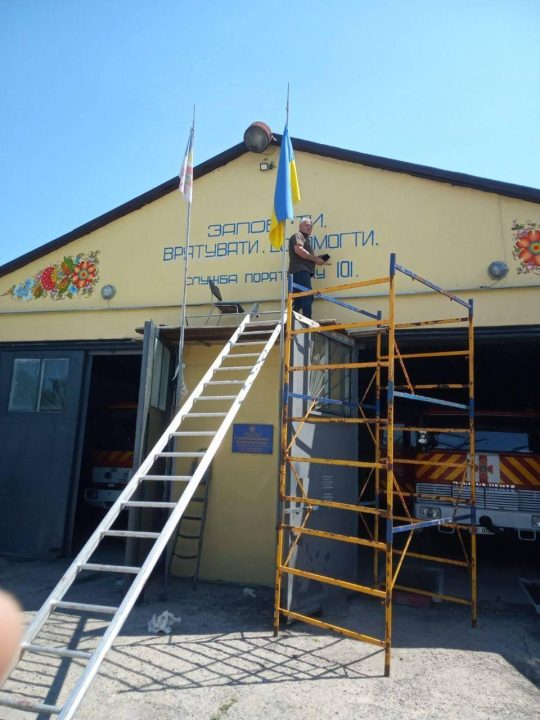 "Спасателям за нелегкий труд": в Петриковке одну из пожарных частей превратили в арт-объект - рис. 3