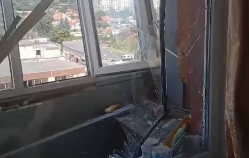 Правоохранители показали кадры первых минут после ракетного удара по Кривому Рогу - рис. 1