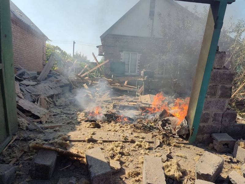 Пошкоджені будинки, газопроводи та ЛЕП: загарбники протягом дня 4 рази обстріляли Нікопольщину