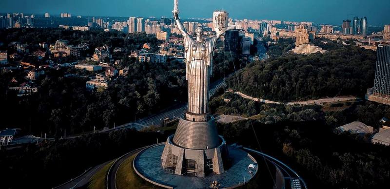 У Києві на щит монумента «Батьківщина-мати» встановили тризуб