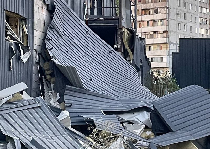 Зруйнована церква та супермаркет: перші кадри наслідків ракетного удару по Запоріжжю